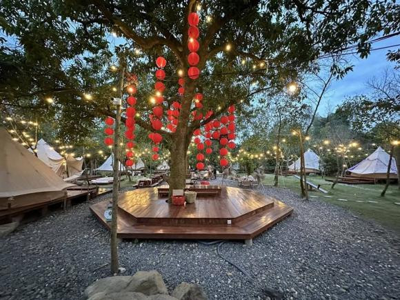 Tại những cây cổ thụ trong vườn, nữ diễn viên treo liễn, buộc dây tơ hay treo lồng đèn đỏ để tăng thêm phần sinh khí và sự lãng mạn.