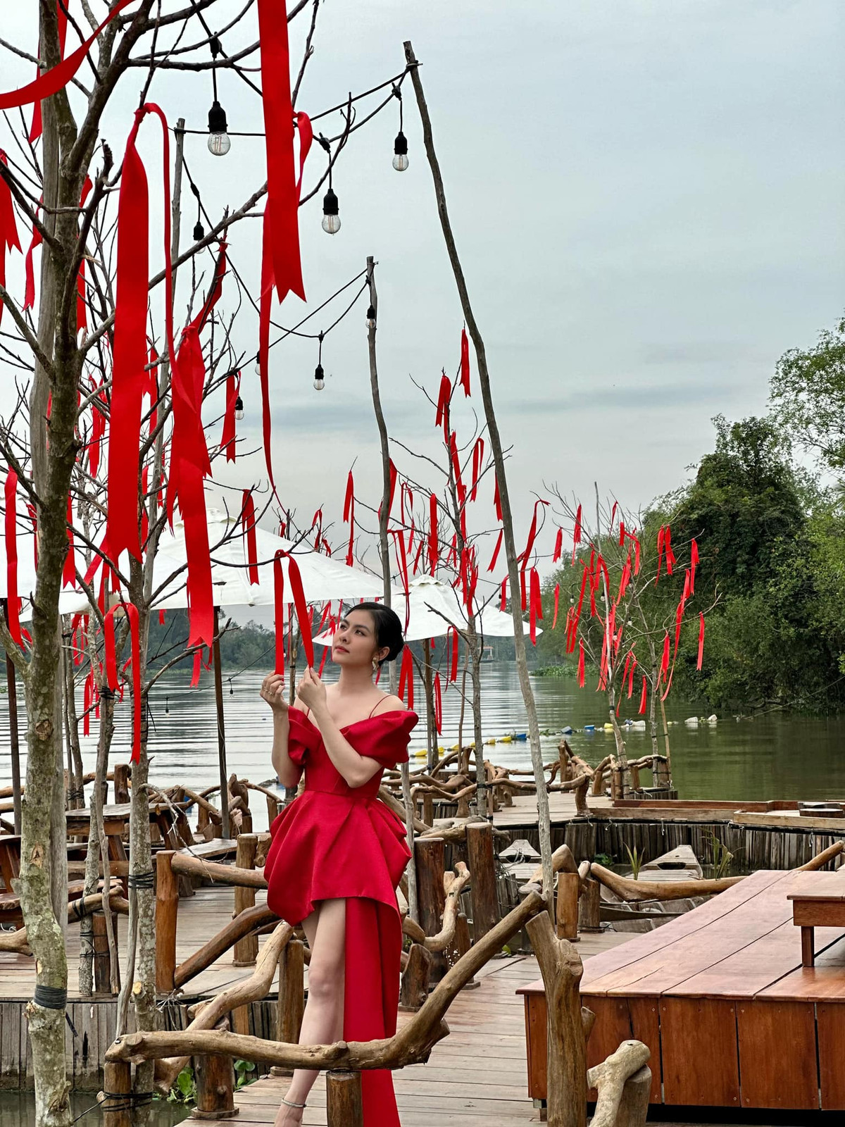 Những ngày cận Tết Nguyên đán 2023, diễn viên Vân Trang bắt tay vào trang hoàng cho cơ ngơi 50.000m2 tại quê nhà Tiền Giang để chuẩn bị vui xuân.