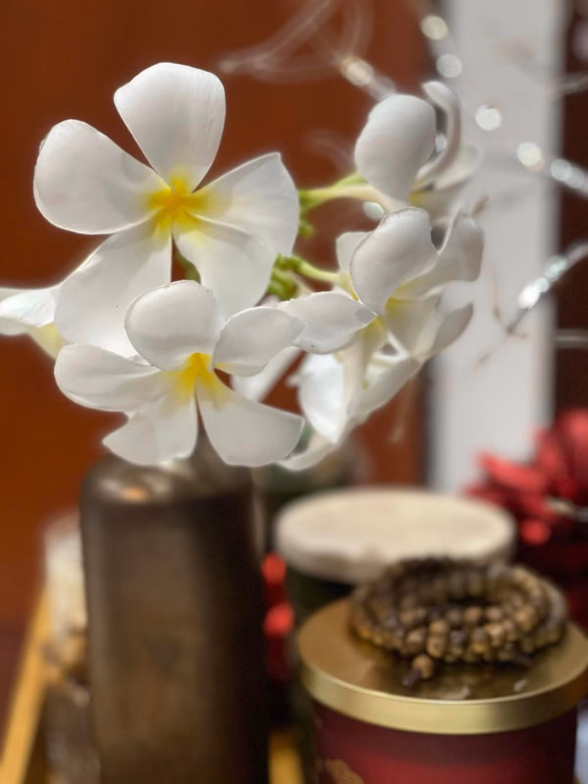 Những bình hoa tinh khiết được decor đẹp mắt.