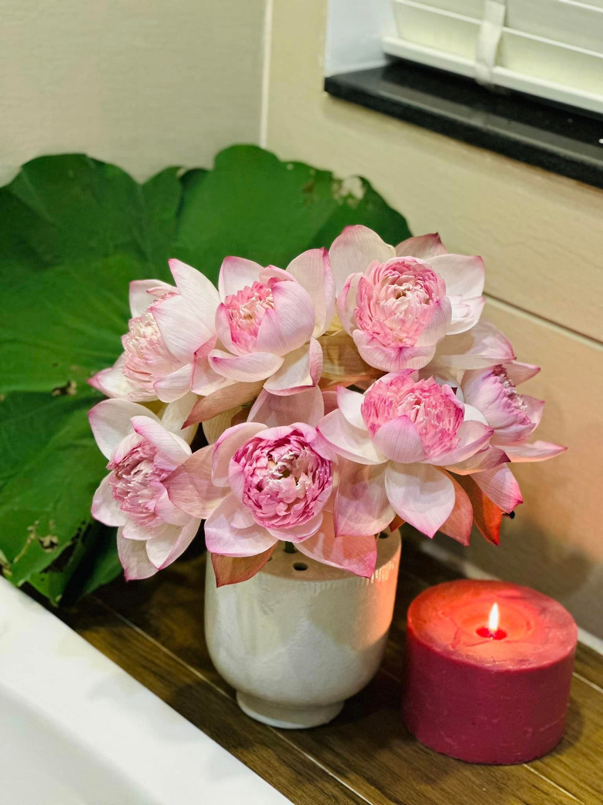 Mới đây, trên trang cá nhân, Vân Trang chia sẻ loạt ảnh cắm hoa trong nhà khiến nhiều khán giả trầm trồ.