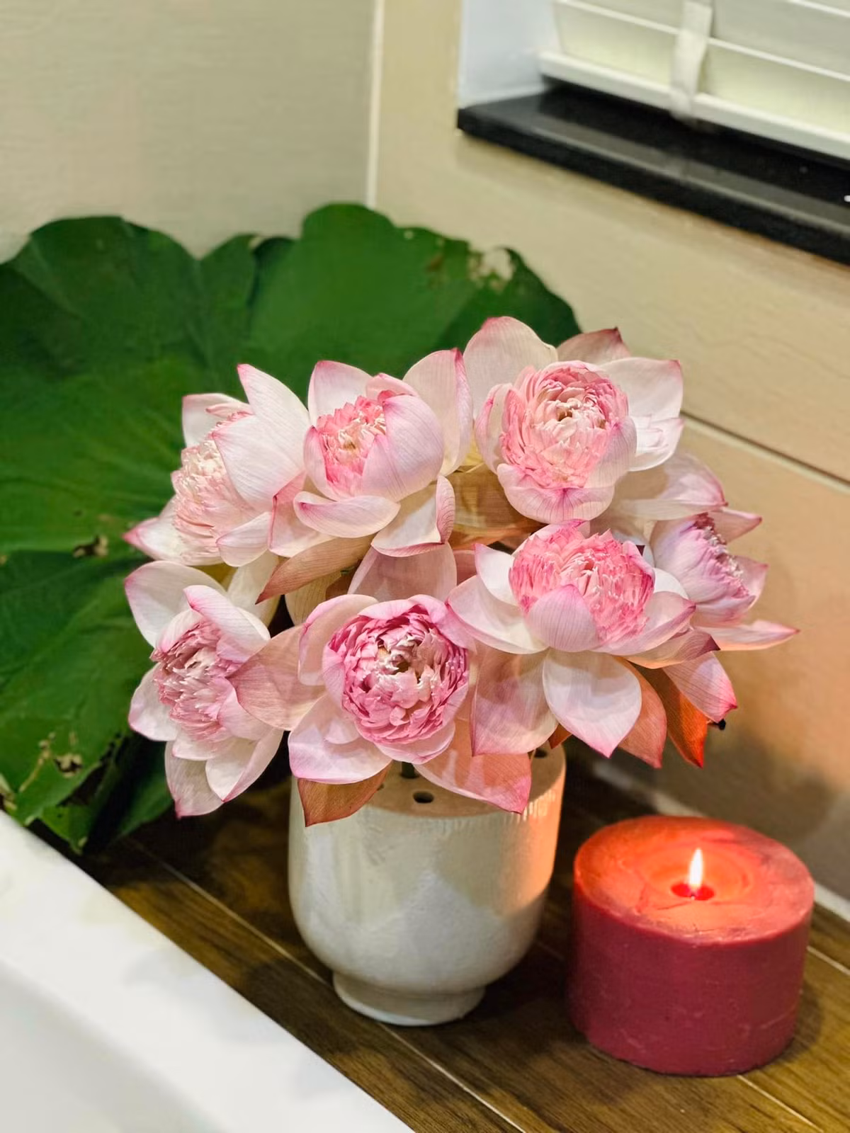 Mới đây, trên trang cá nhân, Vân Trang chia sẻ loạt ảnh cắm hoa trong nhà khiến nhiều khán giả trầm trồ.