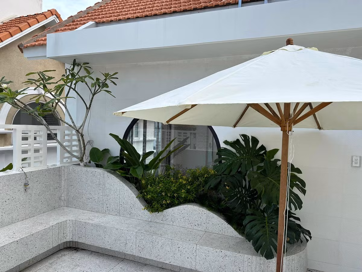 Vân Trang sắm ô che nắng cho Mostera trên sân thượng. Nguồn ảnh: FBNV