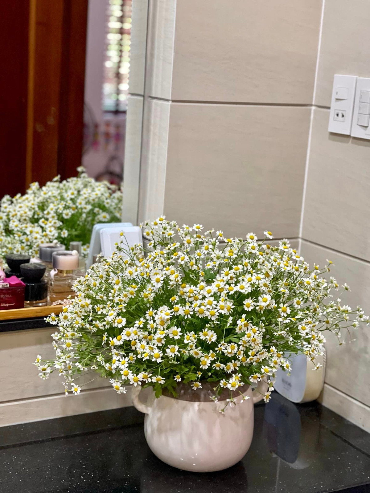 Dễ dàng nhận thấy, Vân Trang cắm rất nhiều loại hoa như ly, hồng, cúc, tuyết mai...