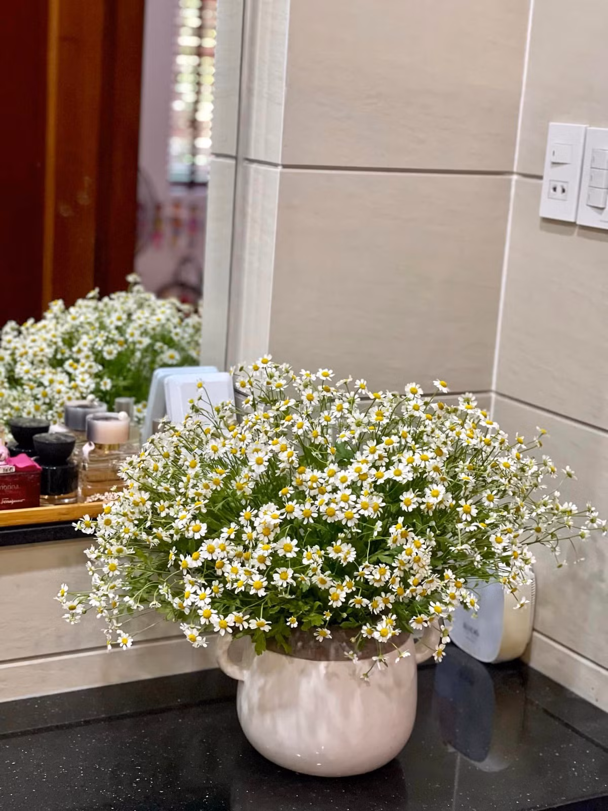 Dễ dàng nhận thấy, Vân Trang cắm rất nhiều loại hoa như ly, hồng, cúc, tuyết mai...