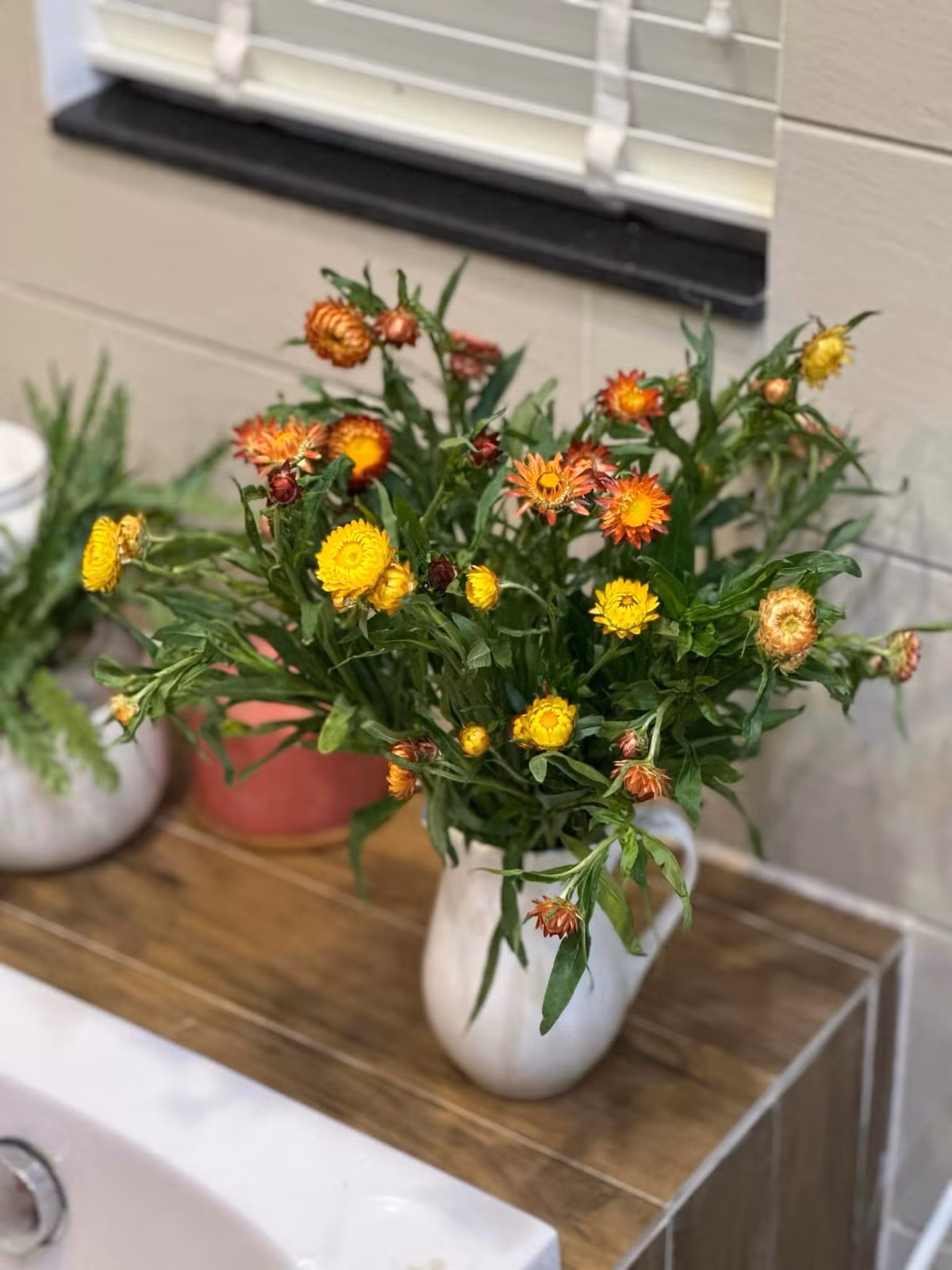 Dưới bài đăng, nhiều bạn bè khen ngợi tài cắm hoa khéo léo của Vân Trang.