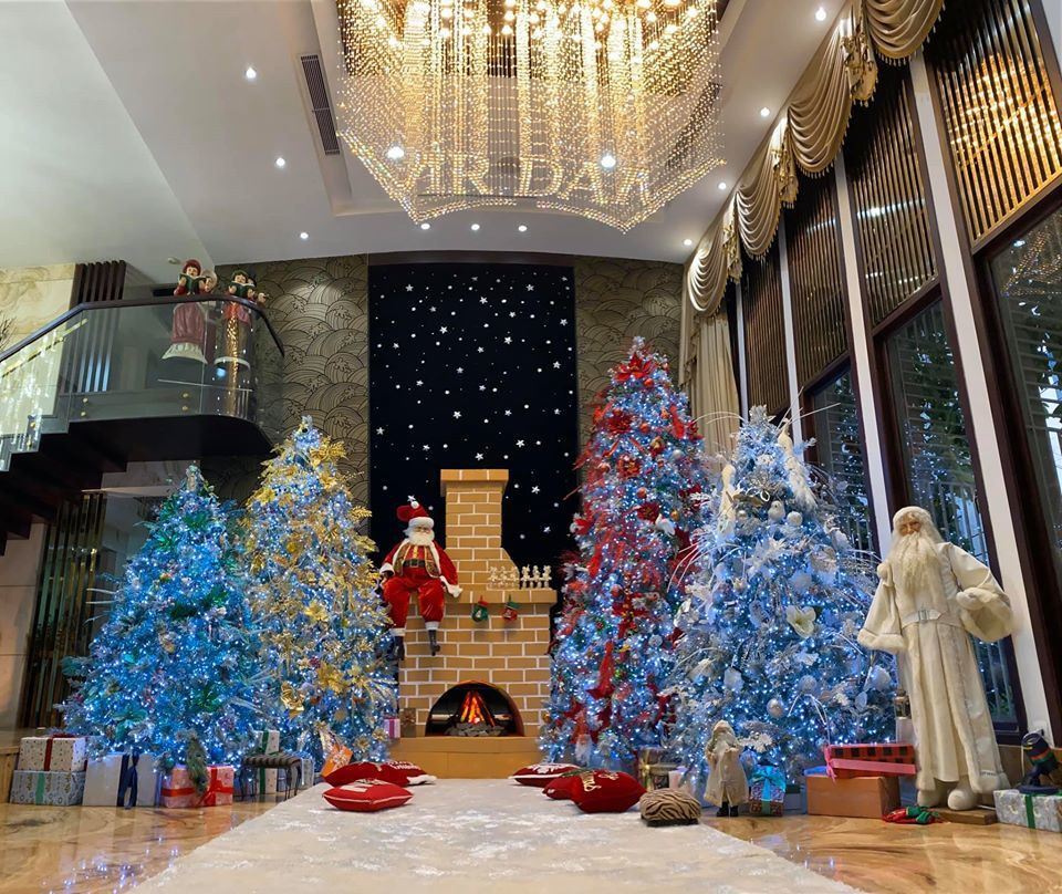 Vào dịp Giáng sinh, căn biệt thự được trang hoàng lộng lẫy, đầy màu sắc.