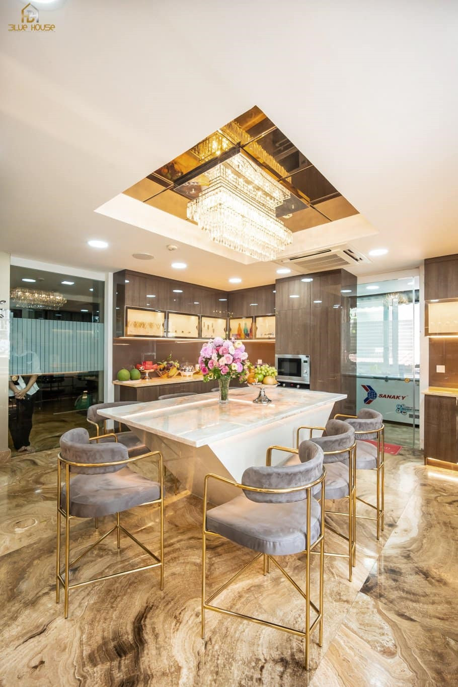 Nam ca sĩ không quên trang hoàng cho căn nhà sinh động hơn bằng những bình hoa tươi.