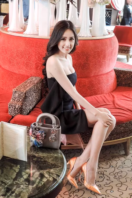 Cùng với đó là những chiếc túi xách, những đôi giày và các loại phụ kiện đắt đỏ như Hermes, Chanel, Dior, Louis Vuitton... Nguồn ảnh: FBNV