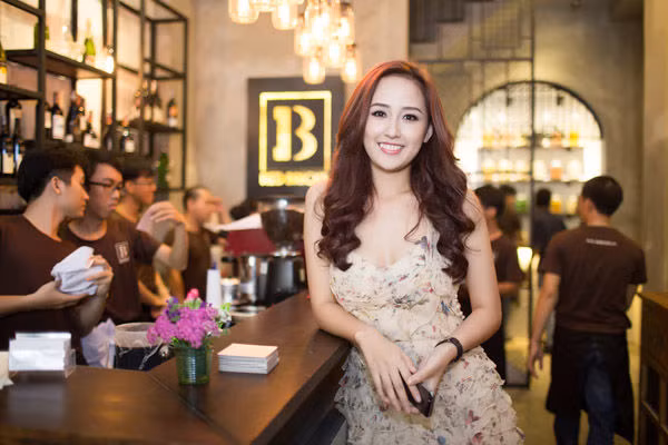 Từ năm 2013, Hoa hậu Mai Phương Thuý huyển sang kinh doanh thay vì tập trung hoạt động trong showbiz. Người đẹp mở nhà hàng ẩm thực Việt tại TP HCM.