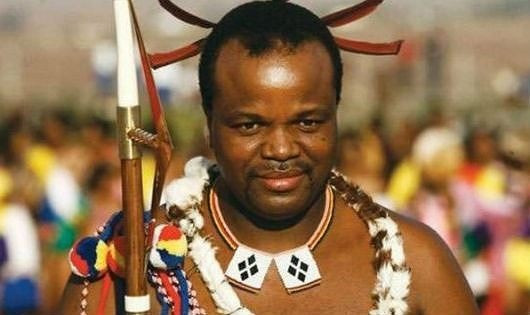 Vua Mswati III từng được tạp chí Forbes (của Mỹ) bình chọn là người đàn ông giàu thứ 15 thế giới và là người châu Phi duy nhất có tên trong top 100 tay chơi. Ảnh: The Independent