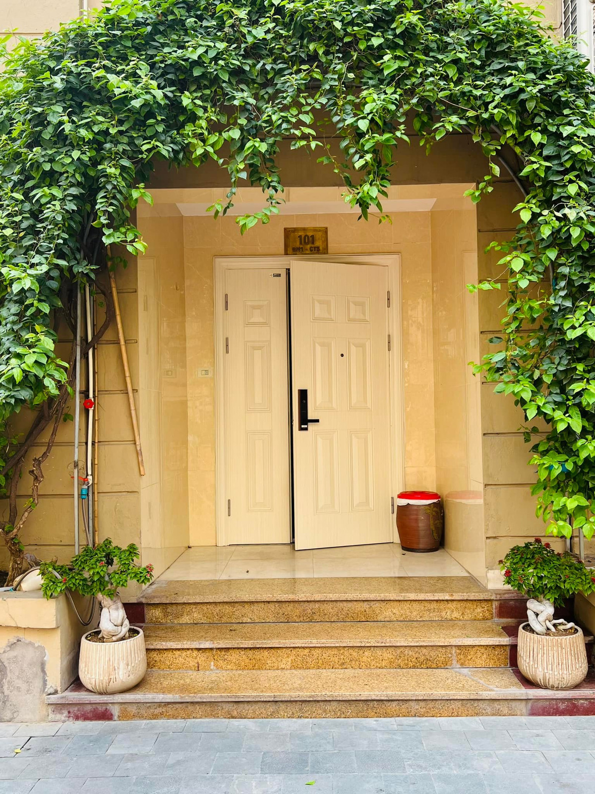 Bên cạnh đó, vợ chồng nghệ sĩ Quang Tèo còn sở hữu một căn nhà rộng 170m2 tại khu Mỹ Đình (Hà Nội).