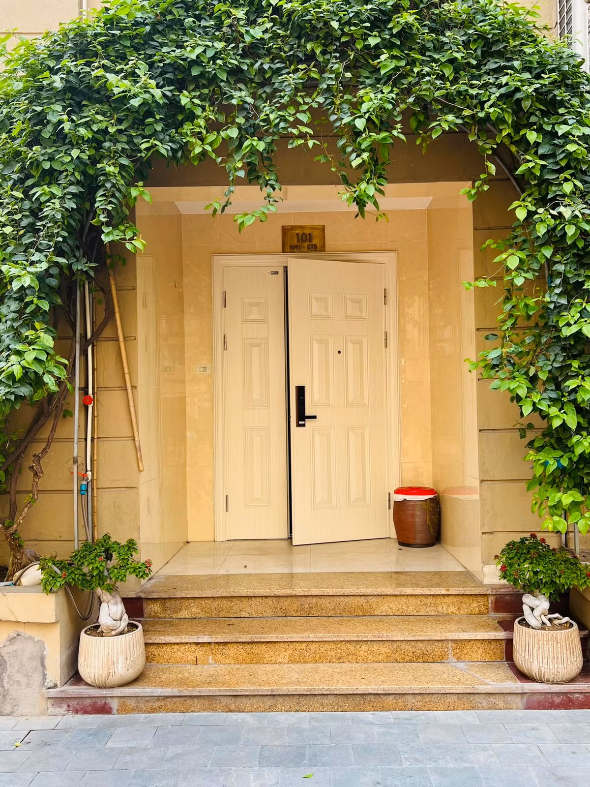 Bên cạnh đó, vợ chồng nghệ sĩ Quang Tèo còn sở hữu một căn nhà rộng 170m2 tại khu Mỹ Đình (Hà Nội).