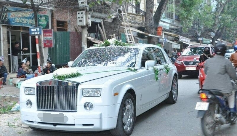 Năm 2008, đám cưới của một hoa hậu gây xôn xao dư luận bởi mức độ hoành tráng. Trong lễ cưới, 30 siêu xe tên tuổi như Bentley Continental GT, Porsche Cayenne, Lamborghini Murcielago, Chrysler 300C limousine... tham gia rước dâu từ khu đô thị Linh Đàm tới khách sạn 5 sao Sheraton. Ảnh: Tapchisieuxe