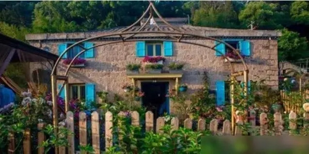 Căn nhà đem lại sự nổi tiếng cho Lý Tử Thất chỉ có sân và nhà, vô cùng đơn sơ và giản dị.