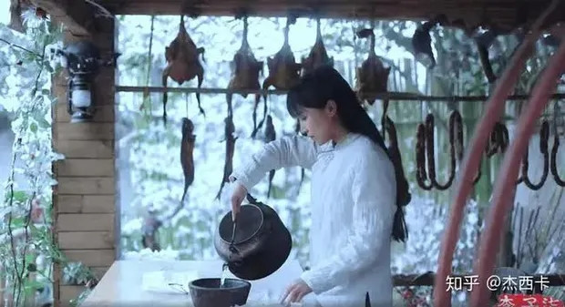 Hình ảnh quen thuộc nhất chính là căn bếp trong sân nhà Lý Tử Thất.