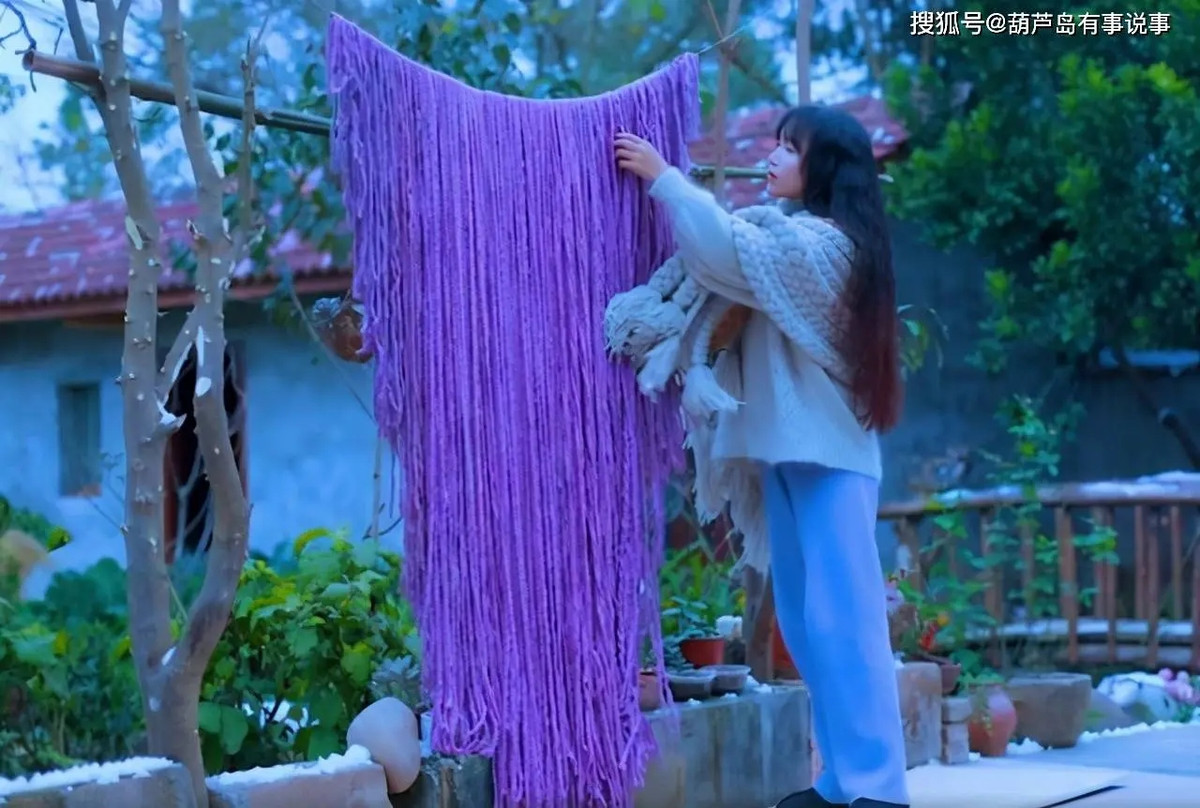 Sân vườn treo những món đồ thủ công truyền thống.