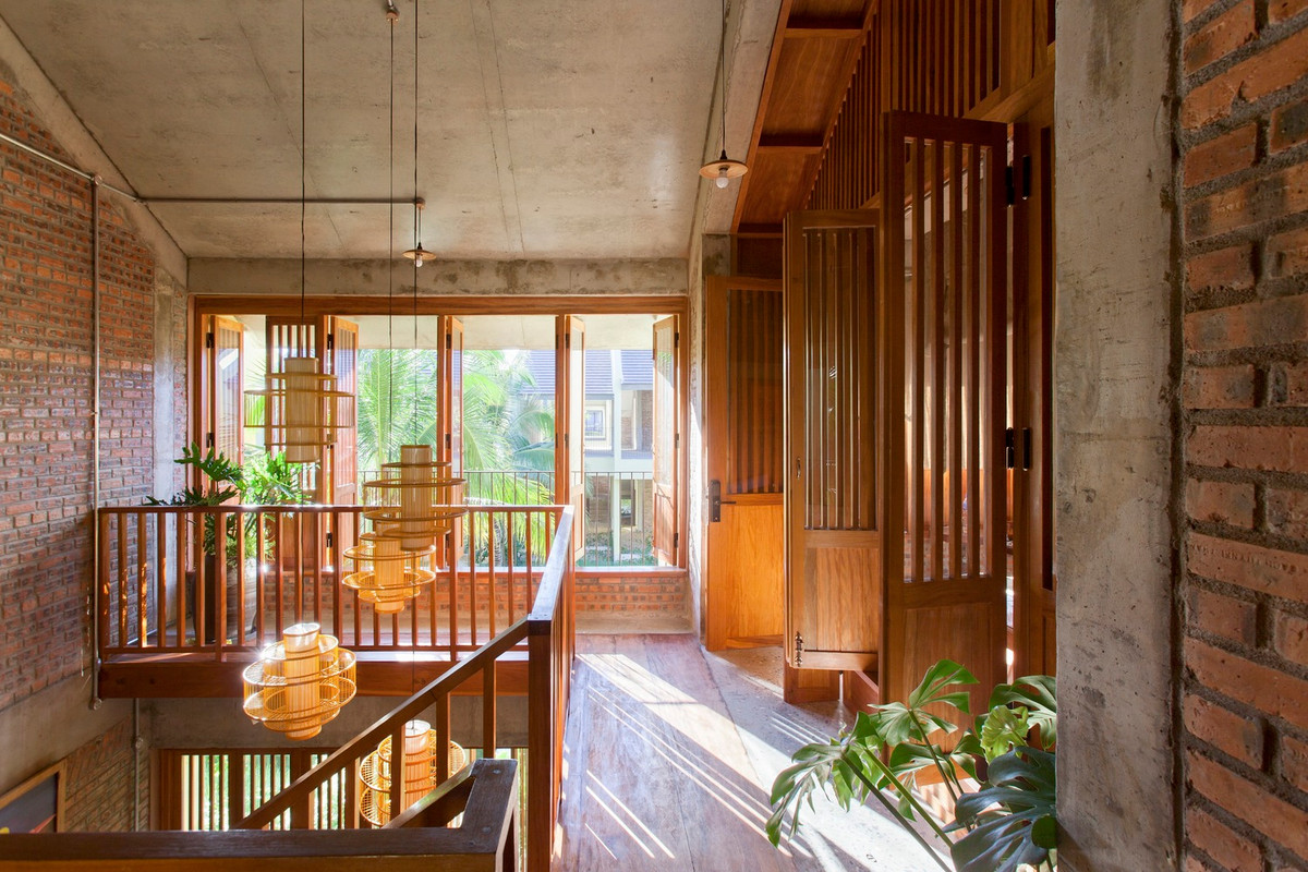 Hoi An House Renovation là dự án cải tạo nhà nằm tại khu đô thị mới Cẩm Hà, khu vực khá xa trung tâm Phố cổ Hội An.