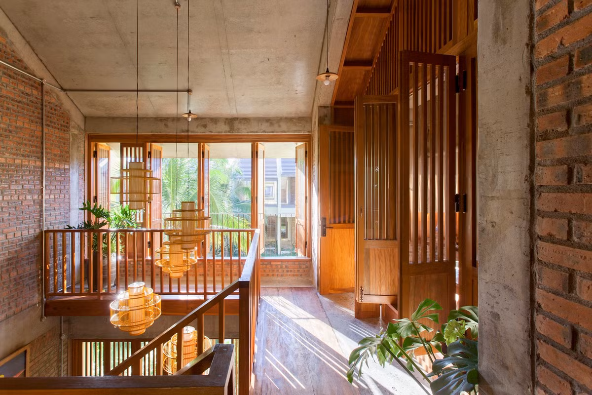 Hoi An House Renovation là dự án cải tạo nhà nằm tại khu đô thị mới Cẩm Hà, khu vực khá xa trung tâm Phố cổ Hội An.