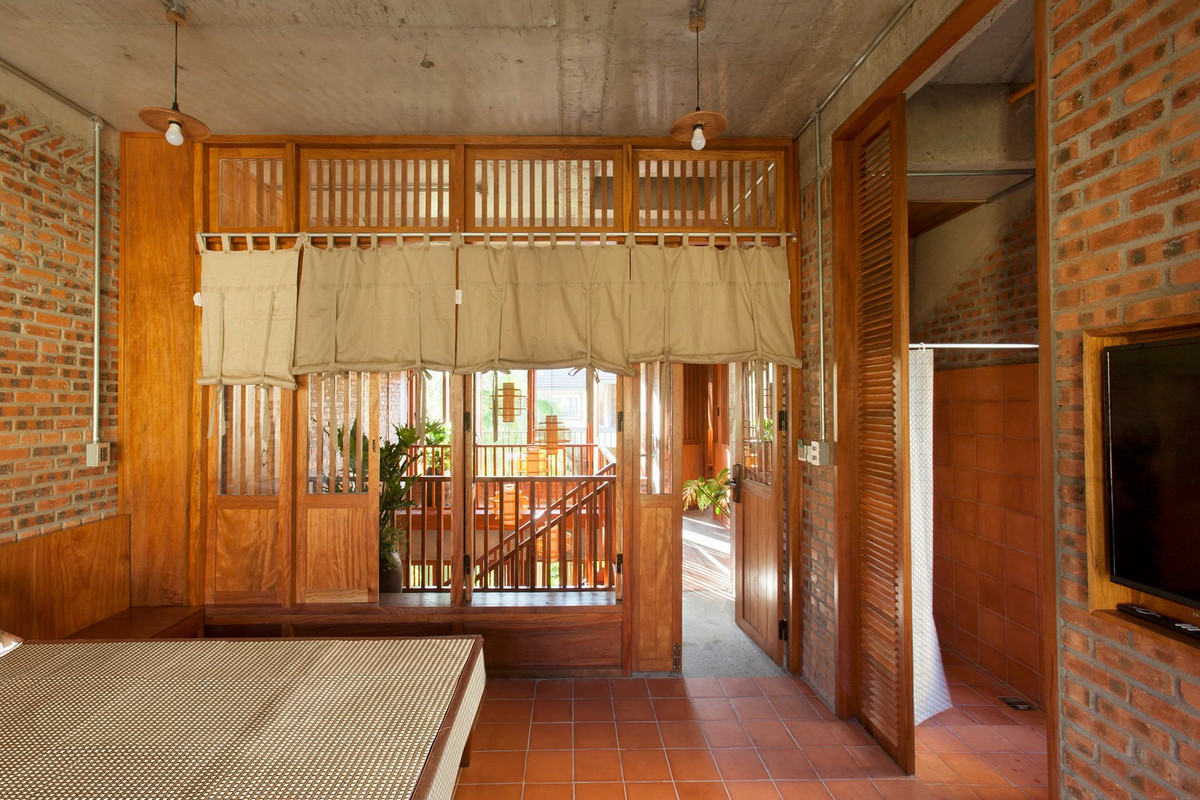 Ranh giới giữa trong và ngoài nhà, trong phòng và ngoài phòng dường như mờ nhạt, khó phân biệt.