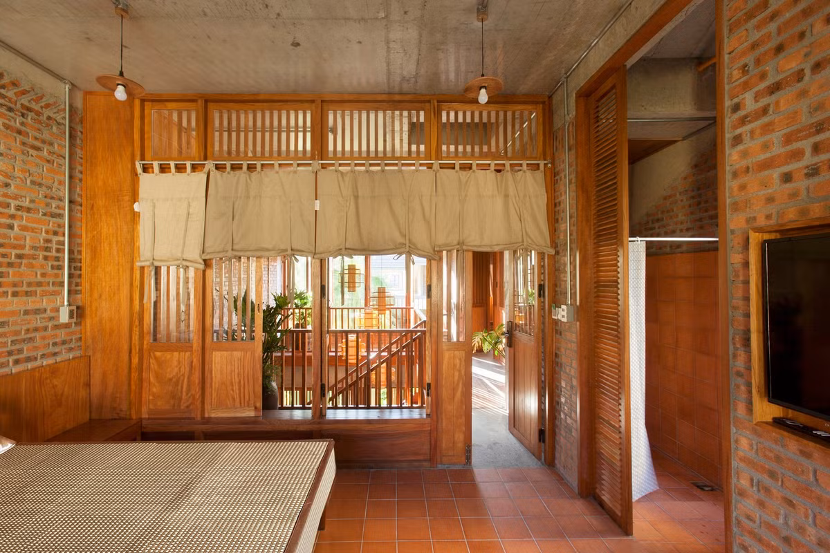 Ranh giới giữa trong và ngoài nhà, trong phòng và ngoài phòng dường như mờ nhạt, khó phân biệt.