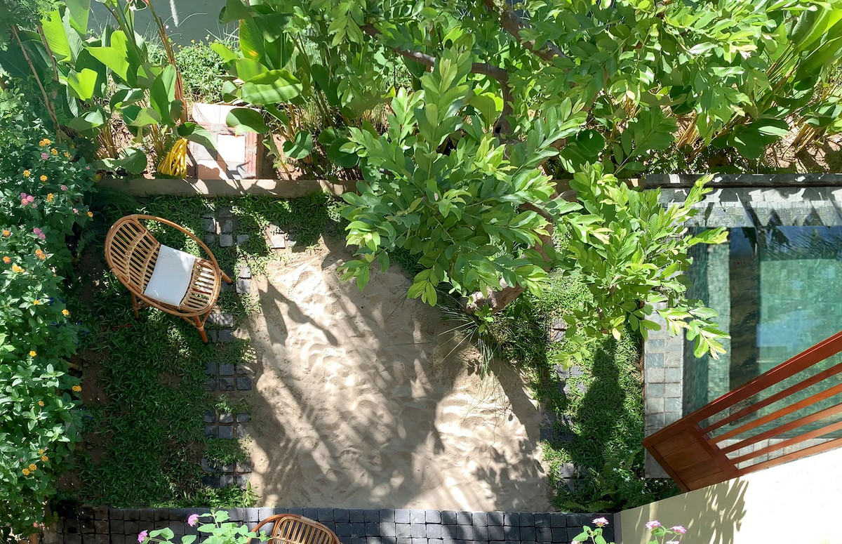 Khoảng sân trở thành không gian nghỉ dưỡng xanh mát trong nhà. Nguồn ảnh: k59 atelier