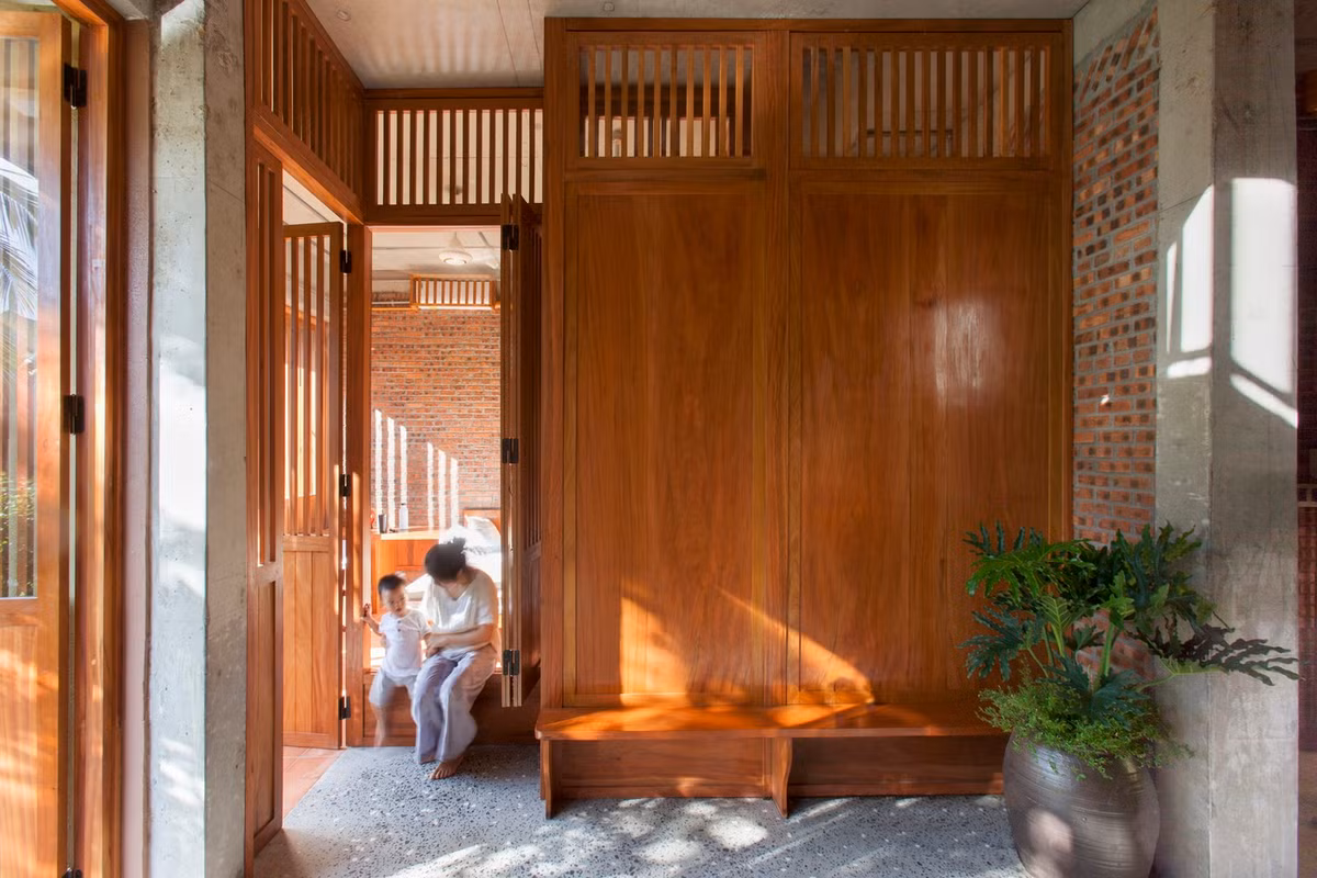 Cửa có các thanh gỗ phía trên, còn tấm ốp gỗ chắc chắn phía dưới giúp có thể quan sát bên ngoài mà vẫn kín đáo từ bên trong.