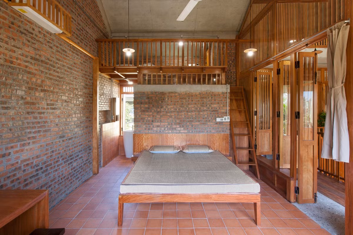 Các phòng riêng đều có hiên và không gian chuyển tiếp trước khi mở ra khu vực chung để tạo ra nhiều lớp không gian sử dụng.