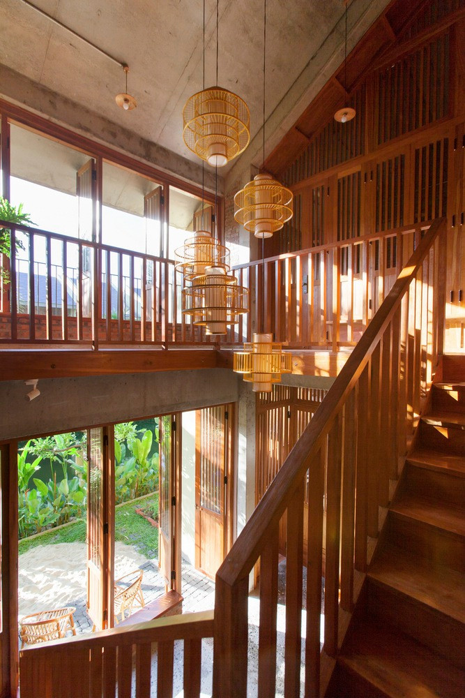 Cầu thang bê tông được thay thế bằng khu vực phụ trợ (nhà vệ sinh và kho chứa đồ).