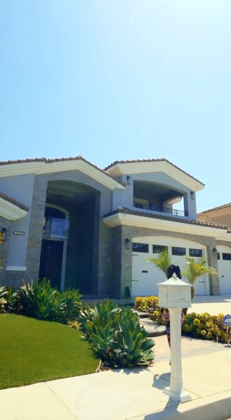 Cũng trong bài đăng, ca sĩ Lệ Quyên tiết lộ ngay từ lần đầu xem nhà, con trai cô đã ưng ý. Nữ ca sĩ dự tính trong 6 năm tới, căn nhà sẽ là nơi sinh sống của con trai cô khi du học Mỹ.