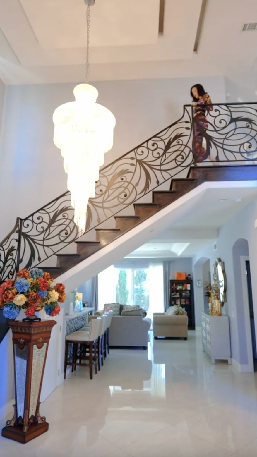 Cầu thang được chạm trổ tinh xảo.