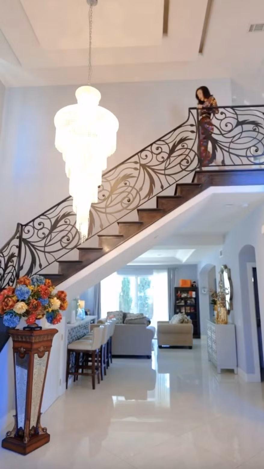 Cầu thang được chạm trổ tinh xảo.