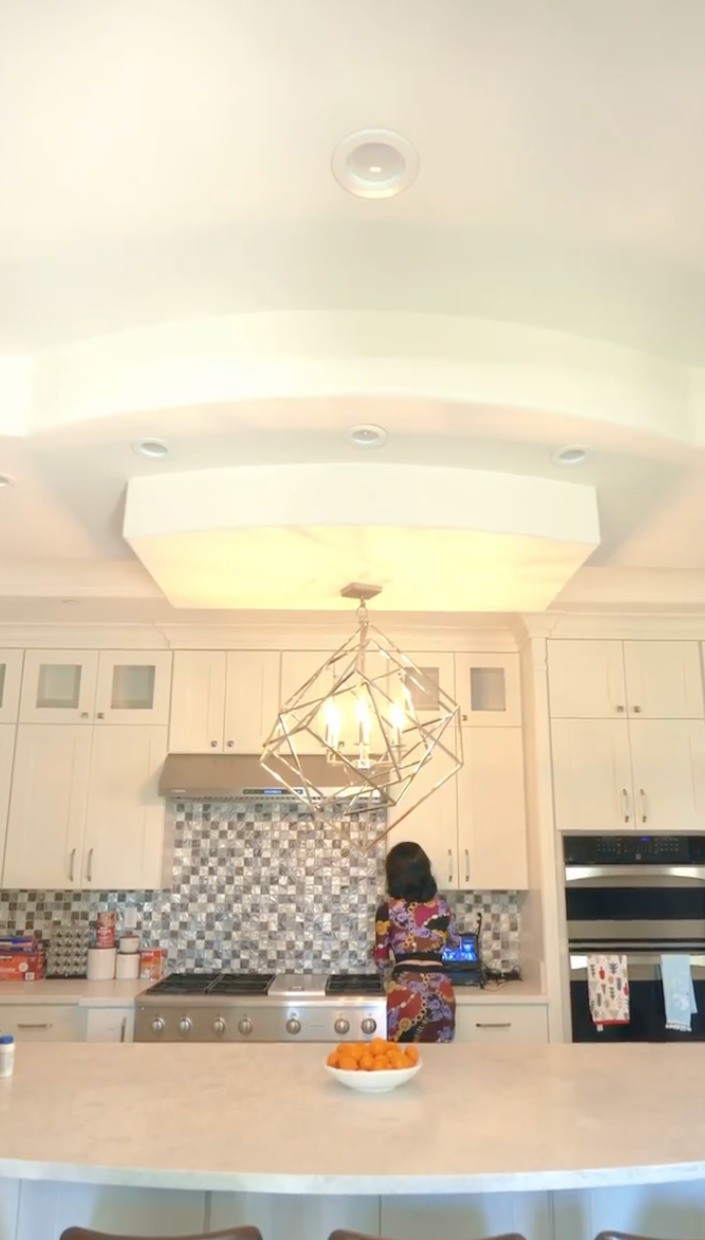 Nội thất trong nhà thuộc hàng đắt tiền, tôn lên vẻ sang trọng của không gian sống.