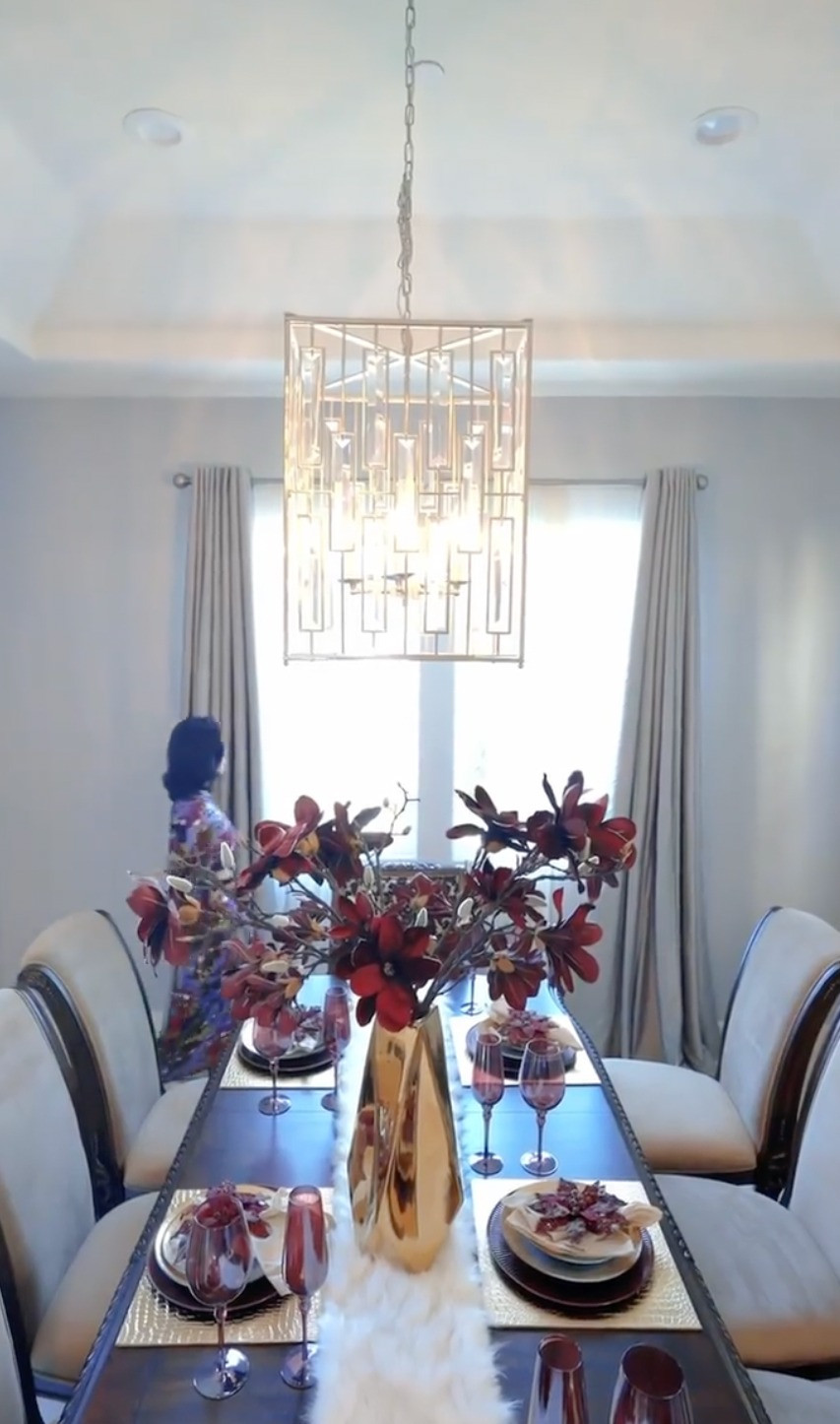 Bàn ăn sang sảnh.