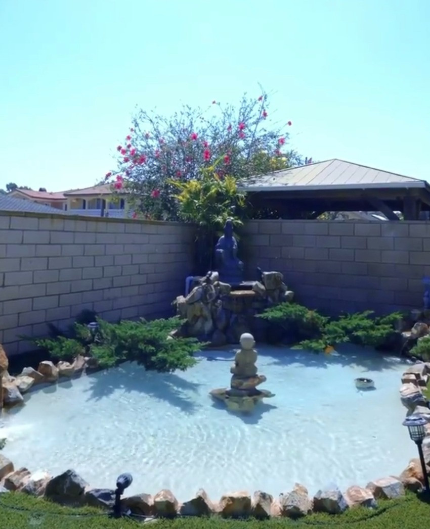 Nữ ca sĩ trồng thêm sen đá phía ngoài, cùng hồ nước nhỏ để tạo bầu không khí thoáng đãng. Nguồn ảnh: FBNV