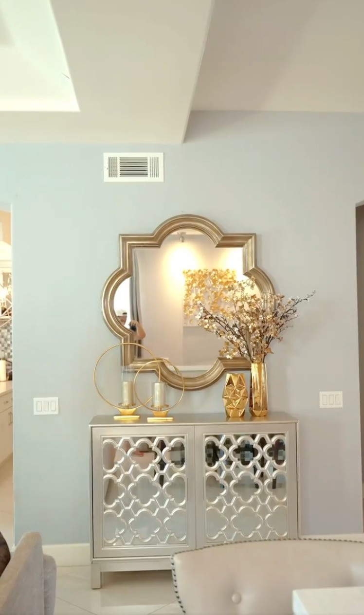 Dù chỉ ở lại khi có chuyến lưu diễn, song Lệ Quyên vẫn đầu tư đầy đủ nội thất cho không gian sống