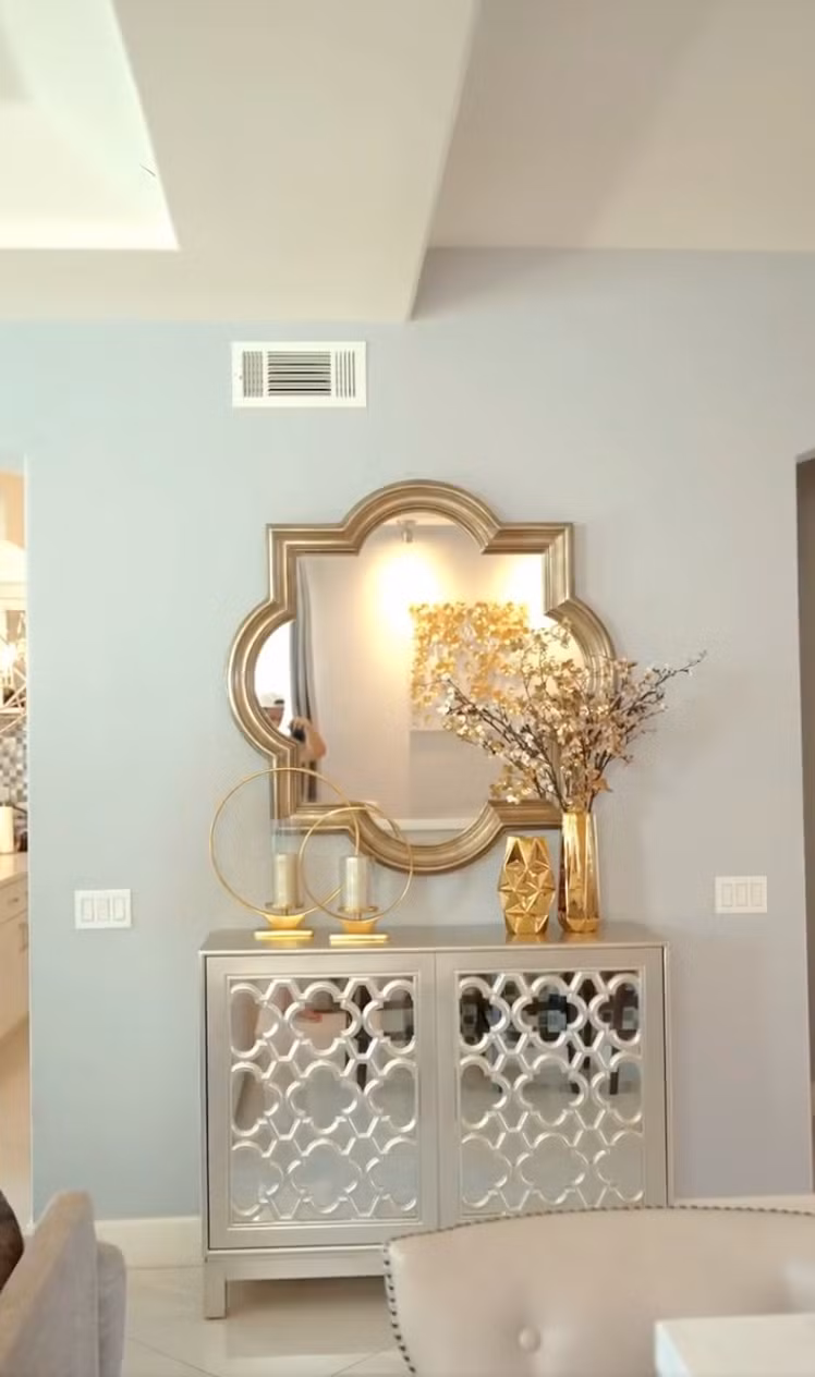 Dù chỉ ở lại khi có chuyến lưu diễn, song Lệ Quyên vẫn đầu tư đầy đủ nội thất cho không gian sống