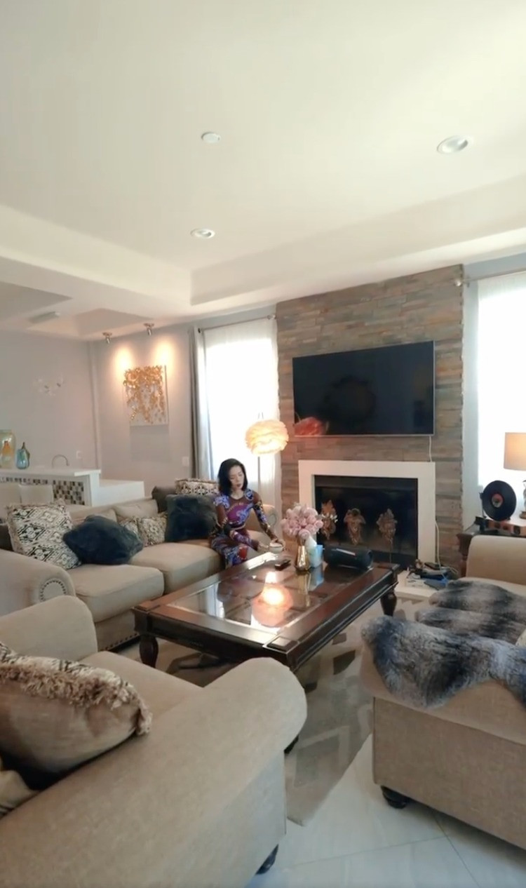 Tầng 1 thiết kế mở với phòng khách, bếp và bàn ăn nối liên với nhau.