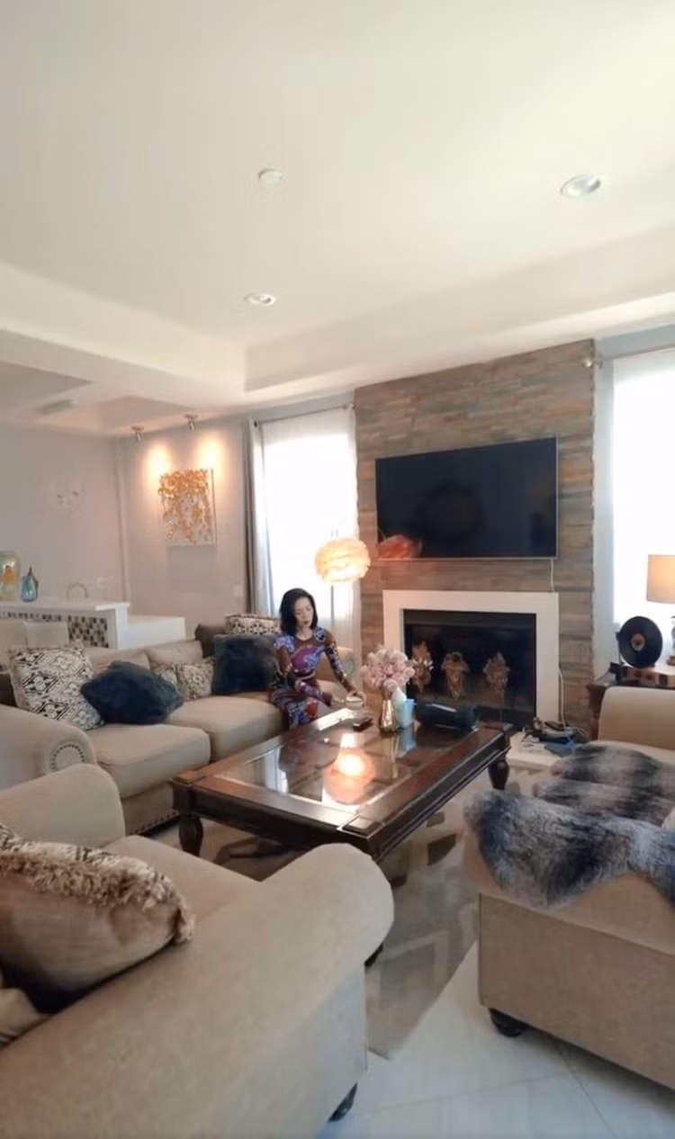 Tầng 1 thiết kế mở với phòng khách, bếp và bàn ăn nối liên với nhau.