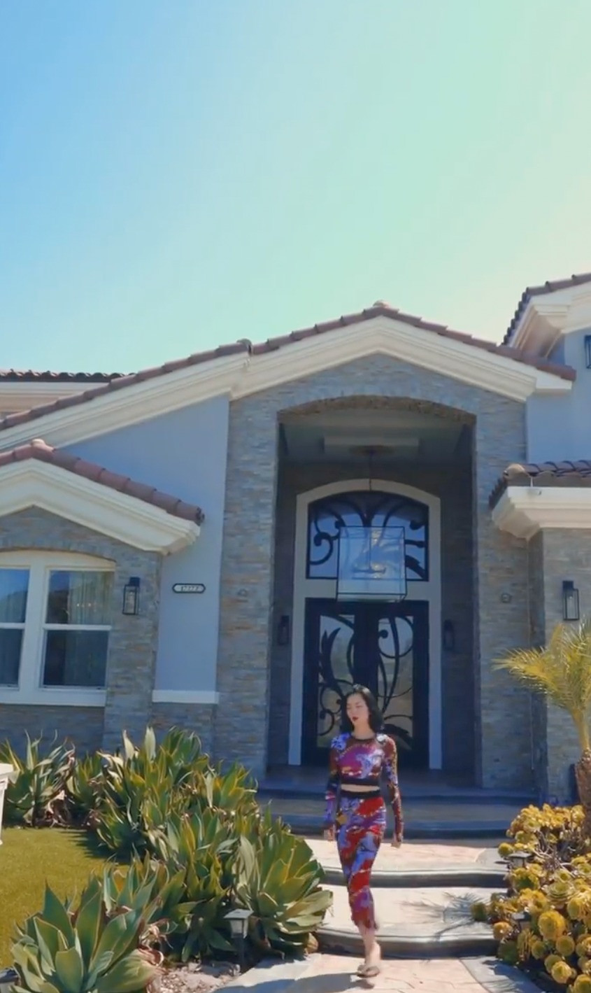 Mới đây, Lệ Quyên chia sẻ hình ảnh căn biệt thự ở Mỹ rộng 400 m2 được cô mua vào năm 2017. Đây là nơi nghỉ chân cho mỗi chuyến lưu diễn của nữ ca sĩ.