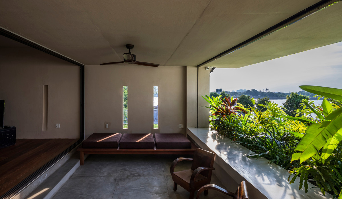 Mọi thành phần thiết kế được sắp xếp để giảm thiểu ánh sáng mặt trời gay gắt và tạo ra không gian xanh, khung cảnh mát mẻ.