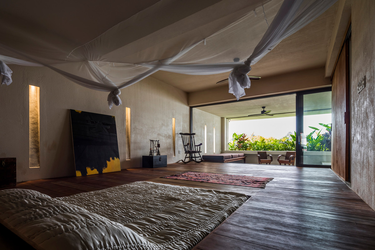 Ban công phòng ngủ không nhô ra bên ngoài như ban công thường mà lùi vào trong để có thêm bóng râm.