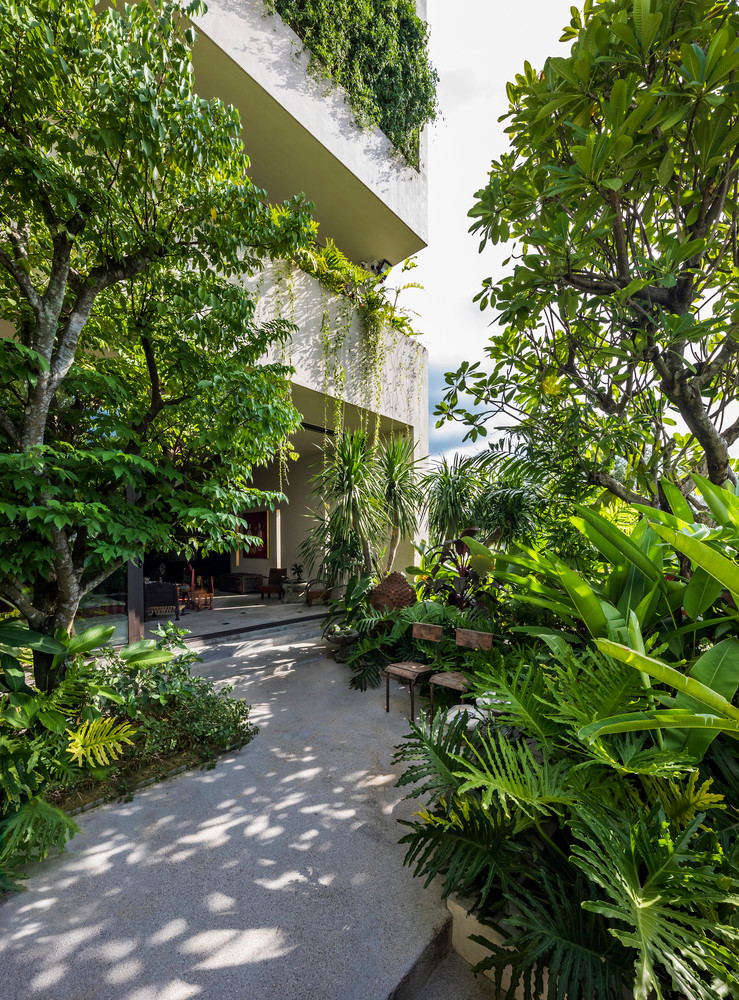 Nhờ đó, dù mang thiết kế khối hộp bê tông nhưng không sống phía trong không hề khô cứng.