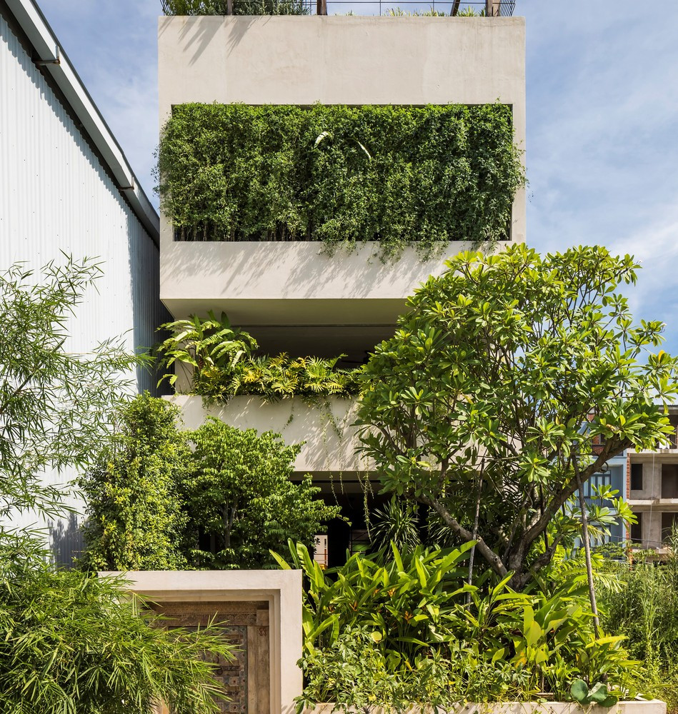 Toạ lạc trong khu Thảo Điền (TP HCM), Tropical Suburb Town House là mẫu nhà ống có diện tích 7m x 25m với hai mặt giáp đường và mặt tiền nhìn ra sông Sài Gòn.