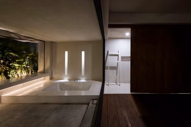 Thay vì sử dụng cửa sổ, kiến trúc sư thiết kế các khe hở trên tường, giúp lưu thông không khí và đón ánh sáng mặt trời vào nhà.