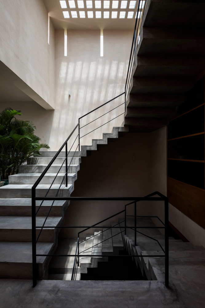 Để nội thất không bị dồn nén, kiến trúc sư tìm đến kiến trúc Edo, phong trào De Stijl và chủ nghĩa hiện đại Việt Nam. Sự cộng hưởng giữa phong cách De Stijl với kiến trúc Edo của Nhật Bản là chiều cao các tầng so le nhau, kết cấu phụ lộ ra ngoài...