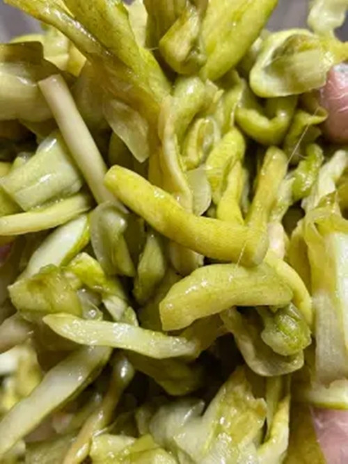 Tại nước ngoài, dọc mùng khô thường được ăn kèm với các món như gỏi, thịt nướng, sushi... Ảnh: Lazada