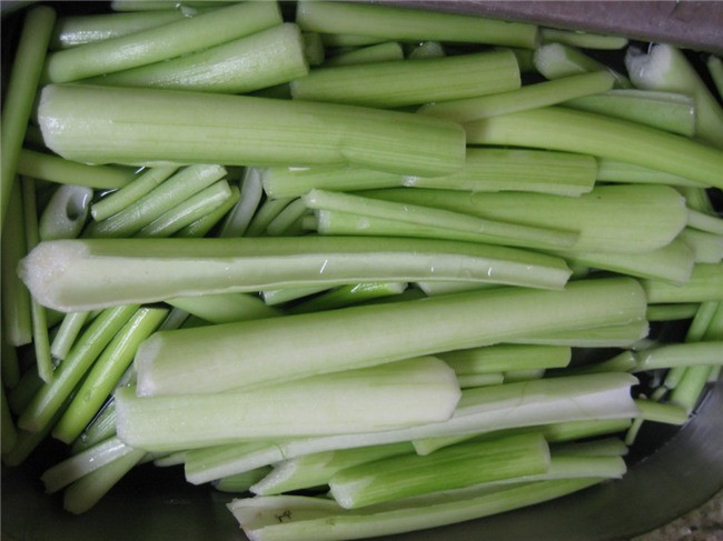 Thông thường, cứ 5kg dọc mùng tươi sẽ làm ra được 6 - 7 lạng khô. Để đảm bảo chất lượng, giữ hương thơm đều, dọc mùng tươi được sấy thay vì phơi khô dưới ánh nắng mặt trời. Ảnh: Internet