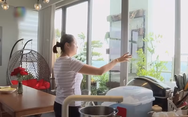 Cơ ngơi của Á hậu 5 con khang trang, sạch sẽ và ngập tràn ánh sáng.