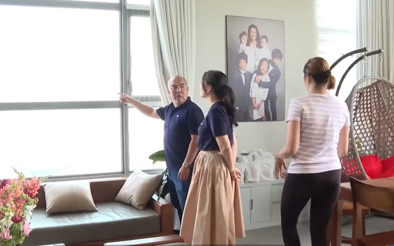 Trong phòng khách trang trí nhiều hoa tươi xinh xắn.