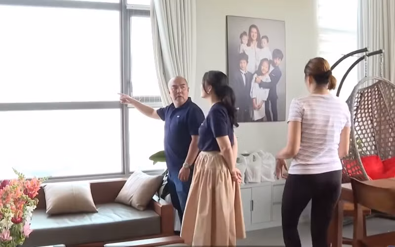 Trong phòng khách trang trí nhiều hoa tươi xinh xắn.